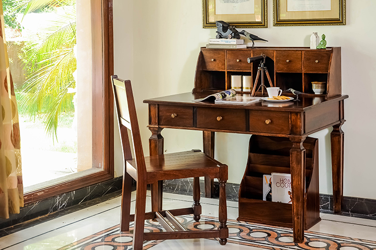 240816_an-apothecary-table