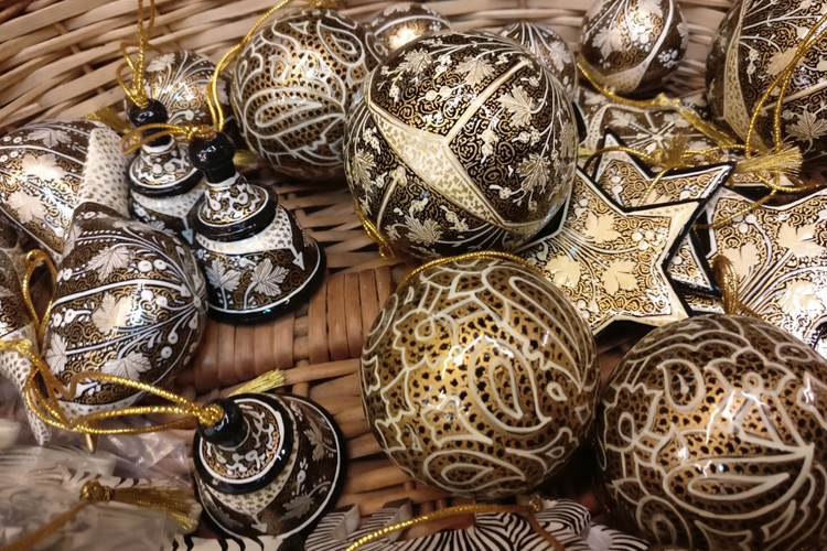 071216_christmas-decor-khan3