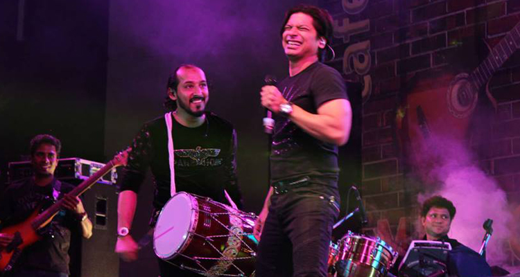 Shaan performing at phoenix market city for alive india in concert